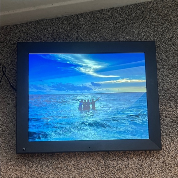 Aluratek 15" WiFi Touchscreen Digital Photo Frame - Picture 3 of 5